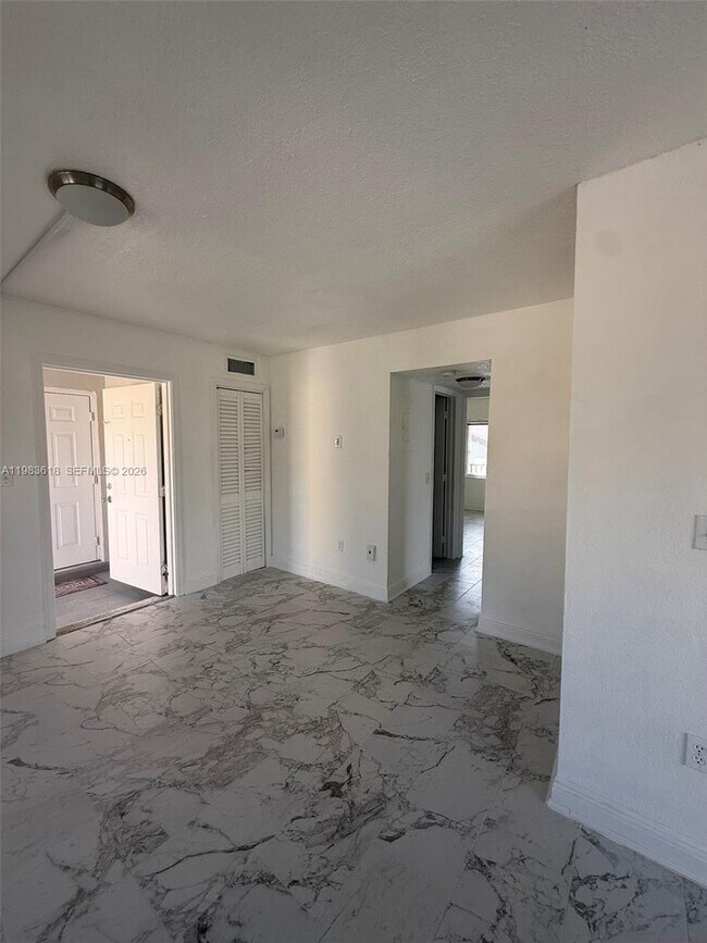 Building Photo - 420 SW 14th Ave