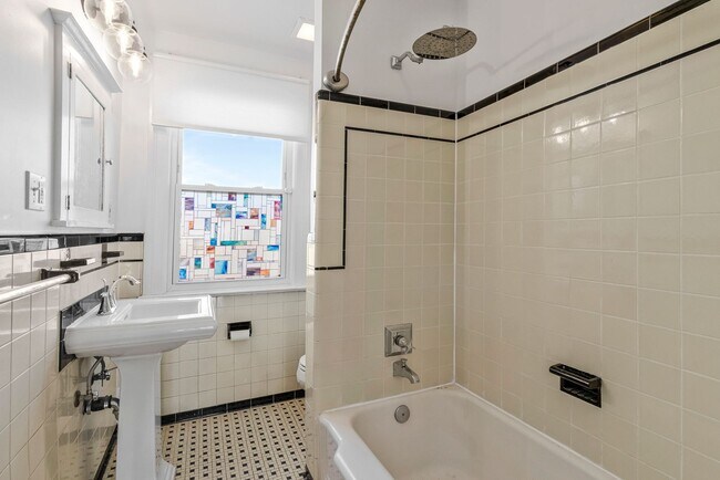 Building Photo - Big and Comfy Townhouse