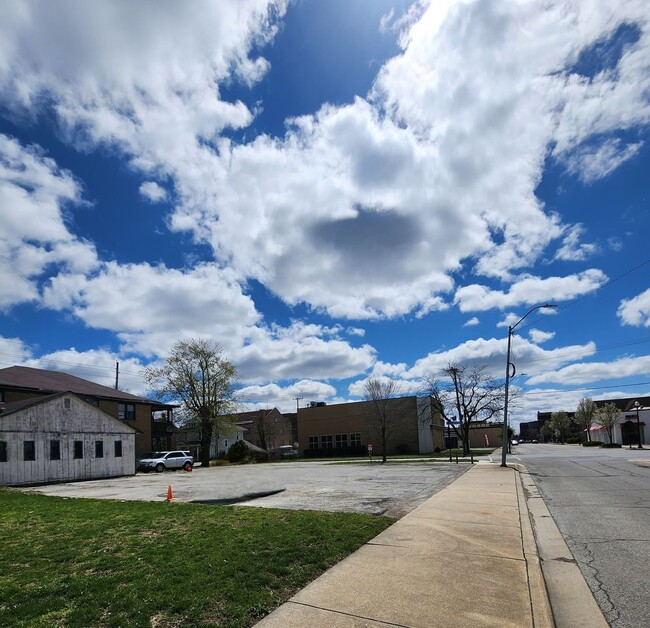 Building Photo - Modern 1-bedroom retreat / Walk to Downtown