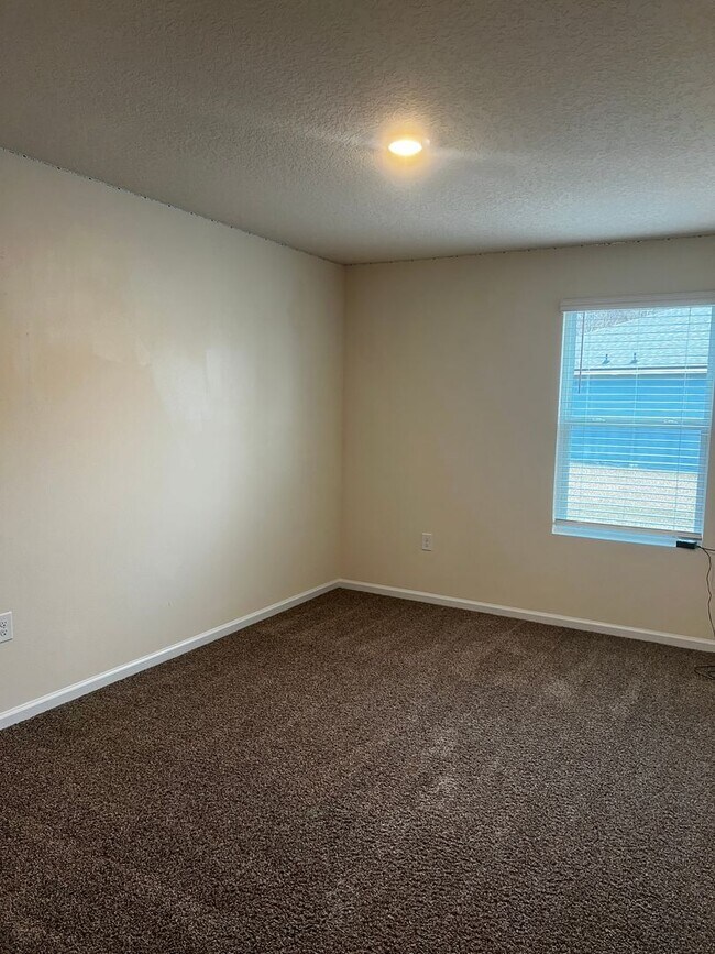 Building Photo - 4/2 centrally located!!