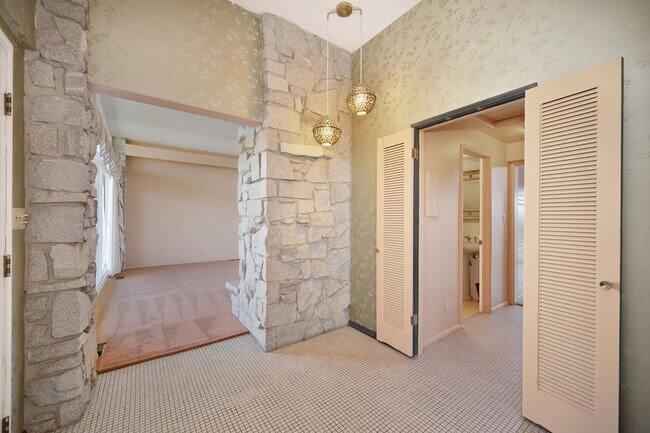 Building Photo - Luxury Living with Stunning 360-Degree Vie...