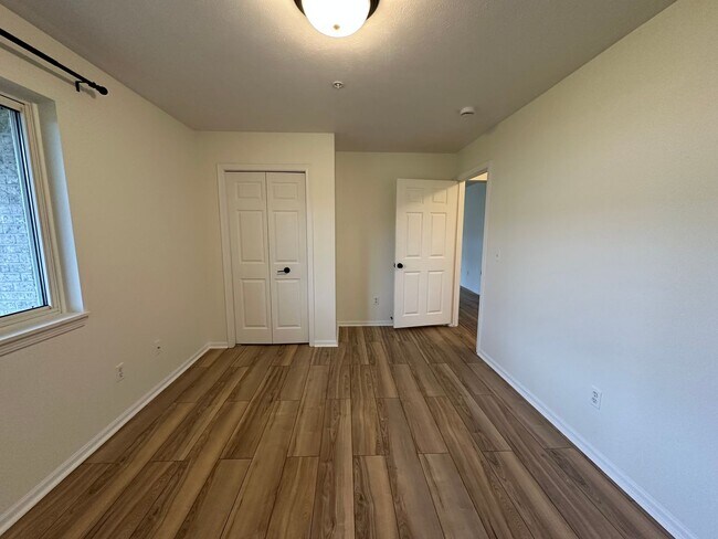 Building Photo - Caledonia Condo! Two Bedroom - Two Full Ba...