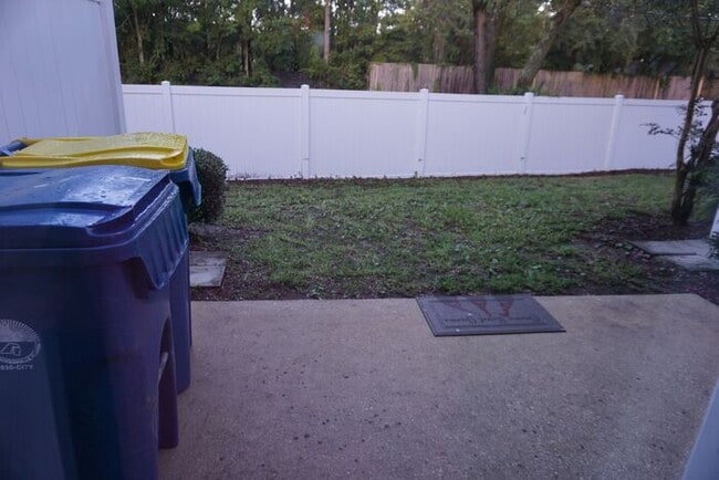 Building Photo - 3 Bedroom 2.5 Bathroom Townhome Near Mill ...