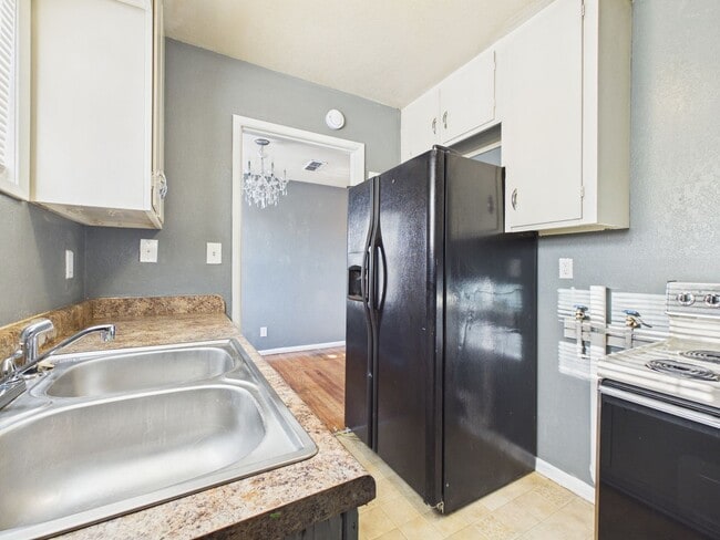 Building Photo - Charming rent ready duplex!