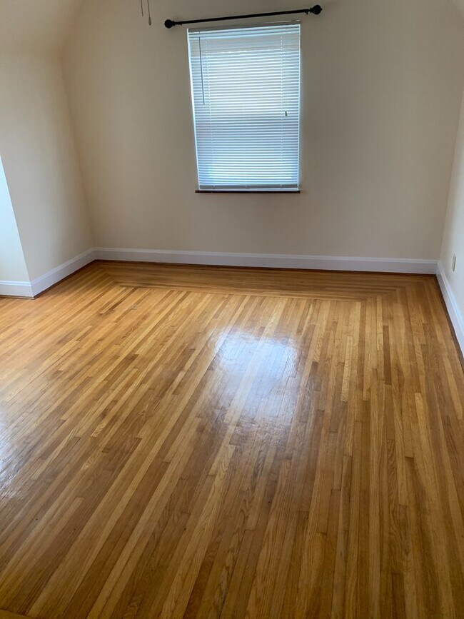Building Photo - Lovely Two Bedroom Home on a Quiet Street