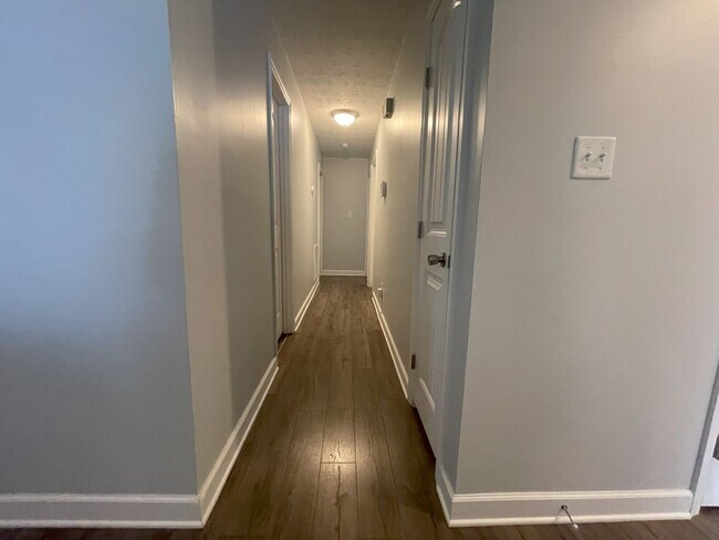 Building Photo - Beautifully Updated 3 Bed Home with Bonus ...