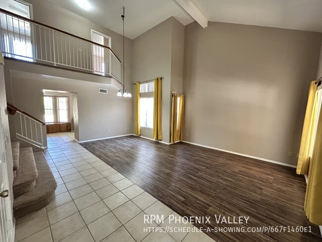 Building Photo - Large 4/ 2.5 Home Warm &  Welcoming & Larg...