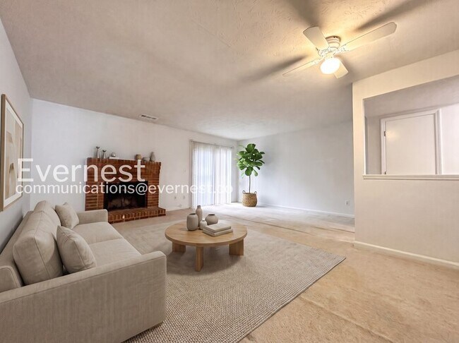 Building Photo - 2 Bed/2.5 Bath Townhome with Fenced Yard / Pet-Friendly / Available Now!