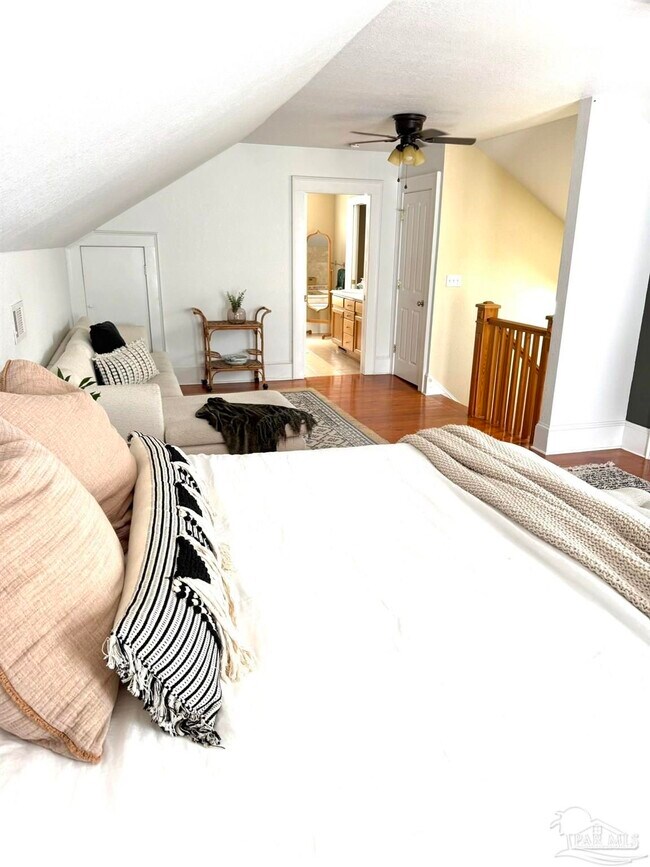 Building Photo - 6855 Pine St