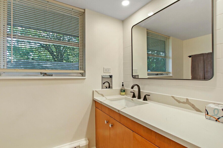 Building Photo - 435 Lynn Terrace