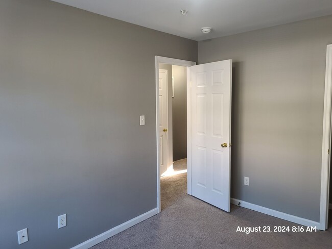 Building Photo - 3 Bedroom Townhouse For Rent in Waynesboro