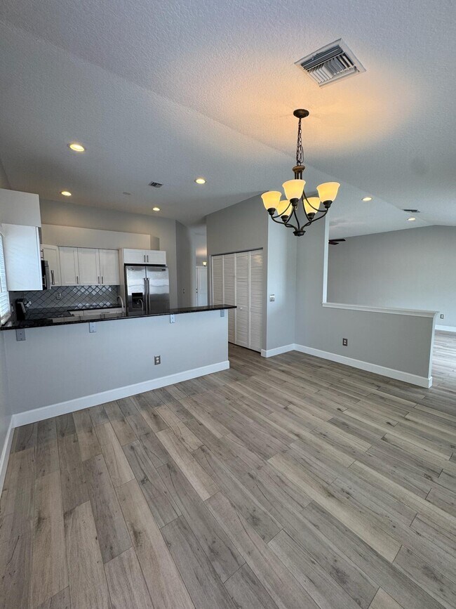 Building Photo - 12872 Meadowbend Dr