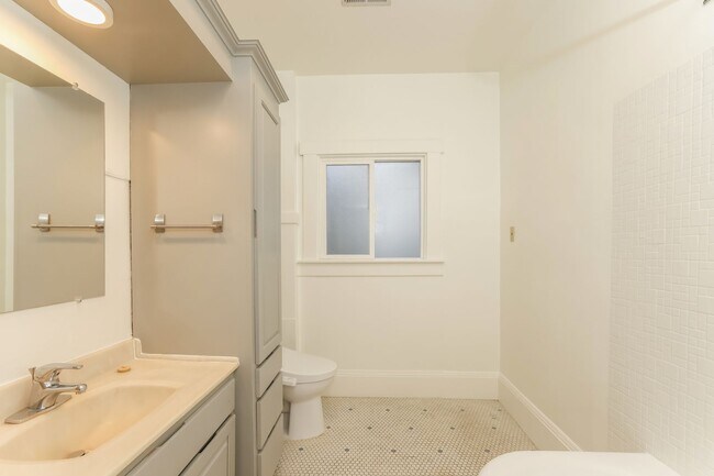 Building Photo - 1920 North Berkeley Bungalow Available!
