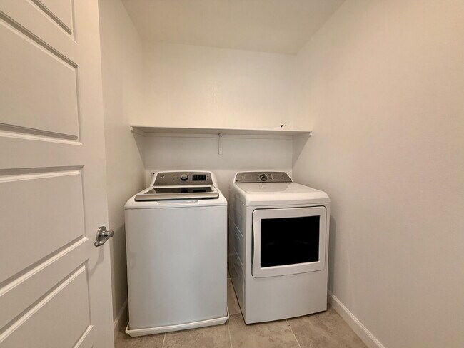 Building Photo - 3 BED 2.5 BATH 2 CAR GARAGE TOWNHOUSE W/ LOFT IN HENDERSON CADENCE COMMUNITY FEAT. COMMUNITY POOL!