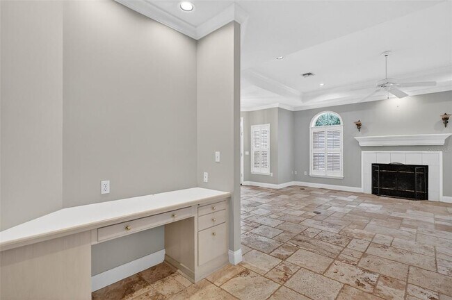 Building Photo - 618 High Point Dr