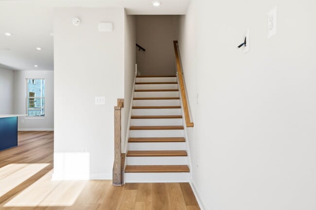 Building Photo - 1017 Venifena Terrace SE