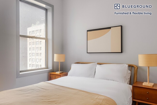 Building Photo - 161 W 54th St