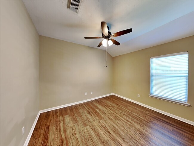 Building Photo - 3223 Stoneydale Ln