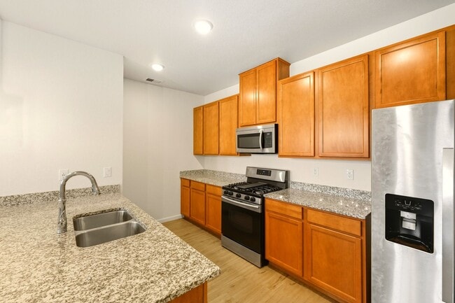 Building Photo - Bright and Airy 2 Bed 2.5 Bath Townhome in...