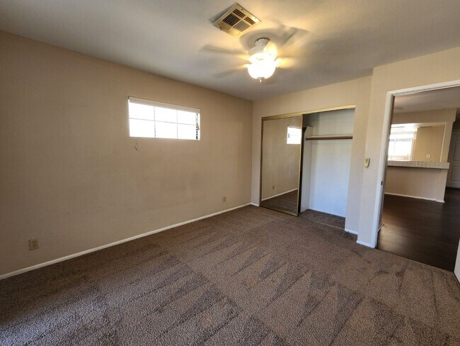 Building Photo - Lovely 2 Bed 2 Bath Downstairs Condo in Gr...