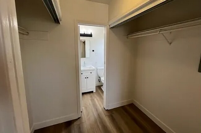 Building Photo - 6 Bed/ 5 Bath on Campanile! Large back are...