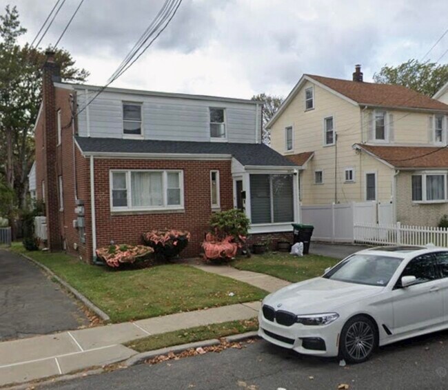 Building Photo - 1572 Summit Ave