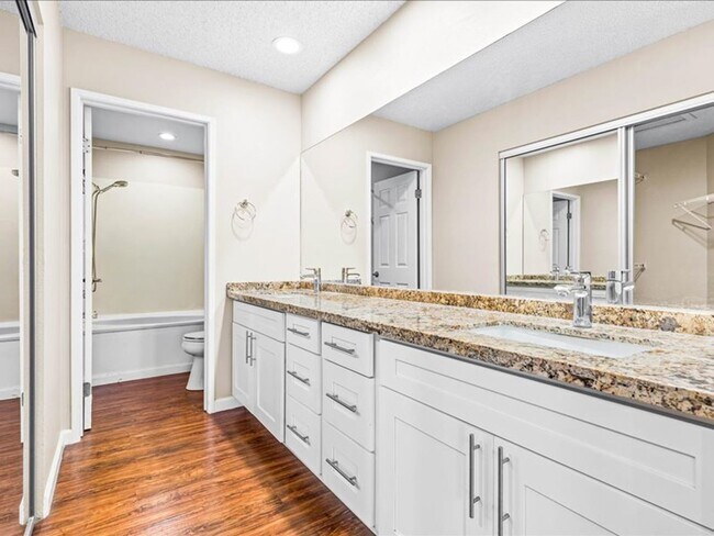 Building Photo - Pets Welcome!  2 bedroom, 2 bathroom single story townhouse