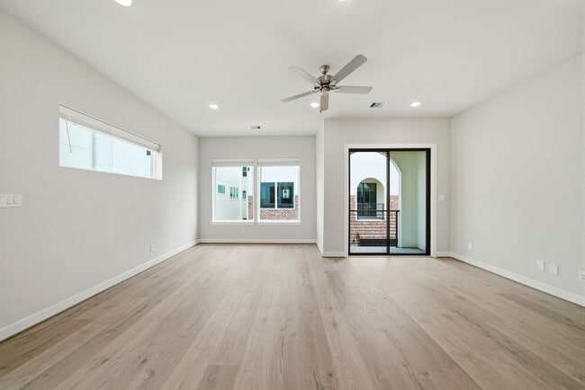 Building Photo - 3073 Hicks St