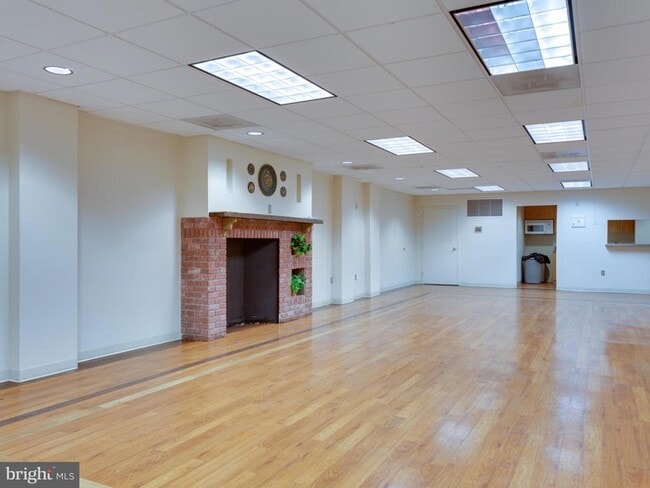 Building Photo - 2300 Pimmit Dr