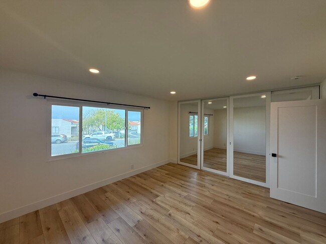 Building Photo - Stunning 2B/2.5BA Townhome in Carlsbad w/ ...