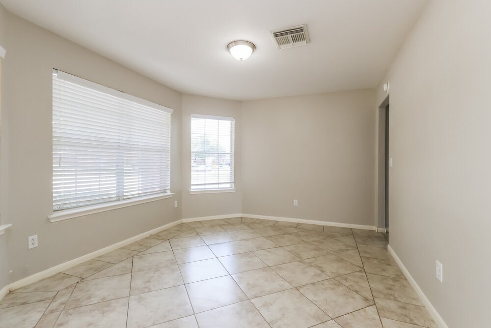 Building Photo - 2447 Halstead Dr