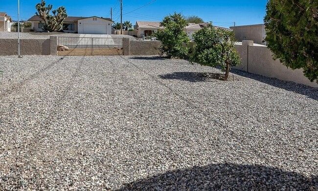 Building Photo - FULLY FURNISHED - LONG TERM RENTAL 3 Bedro...