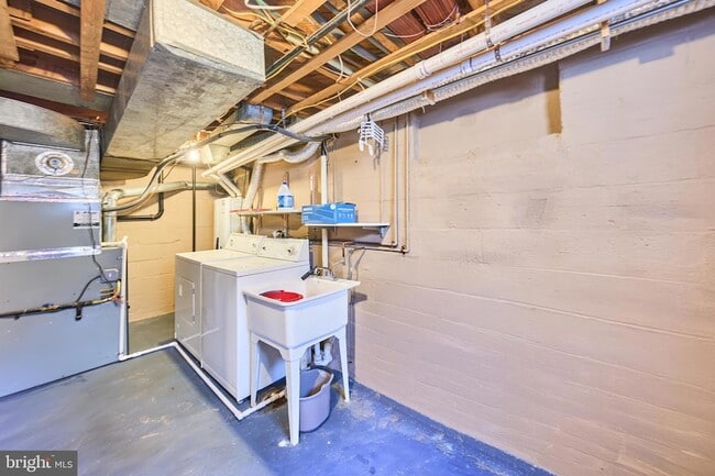 Building Photo - 2319 Riverview Terrace