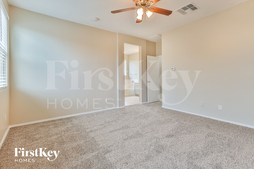 Building Photo - 11734 W Chase Ln