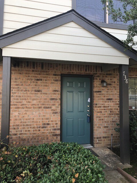 Building Photo - 3 bedroom condo by UNT