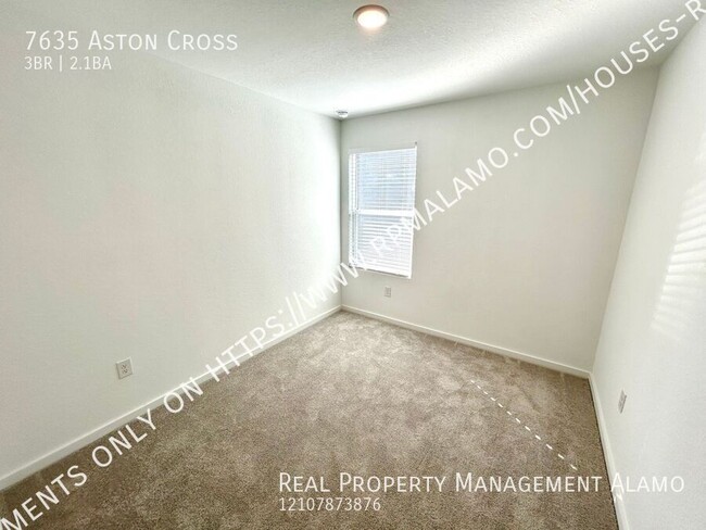 Building Photo - AVAILABLE NOW! 2-Story 3 Bedroom / 2.5 Bat...