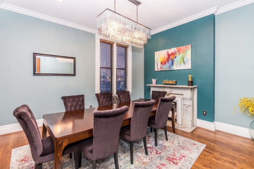 Building Photo - 215 W 9th St