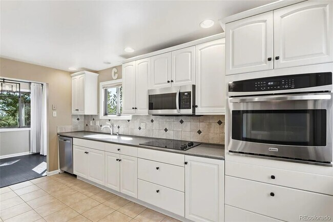 Building Photo - 6136 High Dr