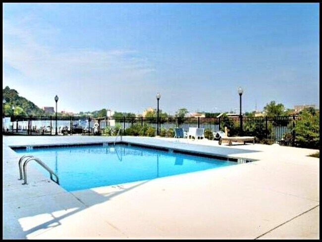 Building Photo - River Towne Condominium Unit 503 - Large condo for rent  3 bedrooms/2 baths.  $2400/month