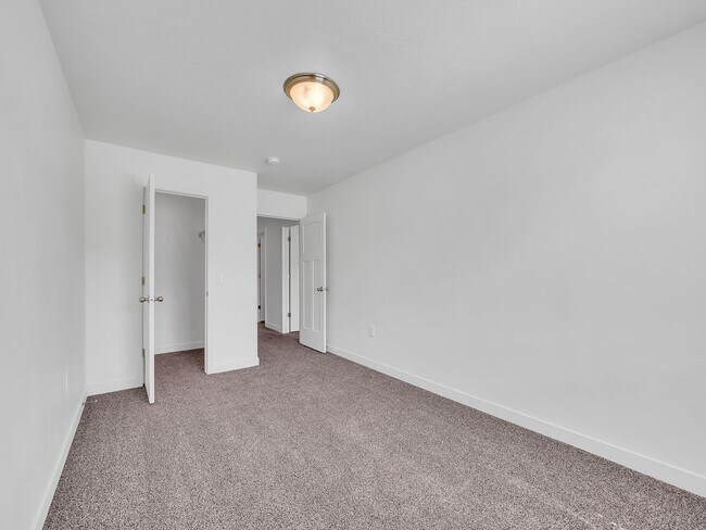 Building Photo - Herriman 3 Bedroom Townhouse Ready to be Called Home!