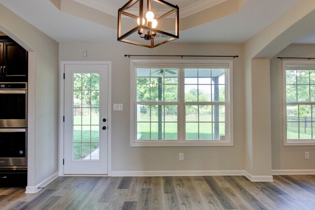 Building Photo - Huge 5 bed 3 ba.  Gorgeous House Near Post...