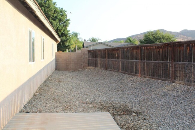 Building Photo - 4 Bedroom 2 Bath Home