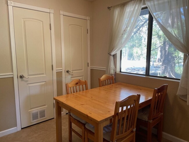 Building Photo - 2 bedroom condo with carport, pool and hot tub access