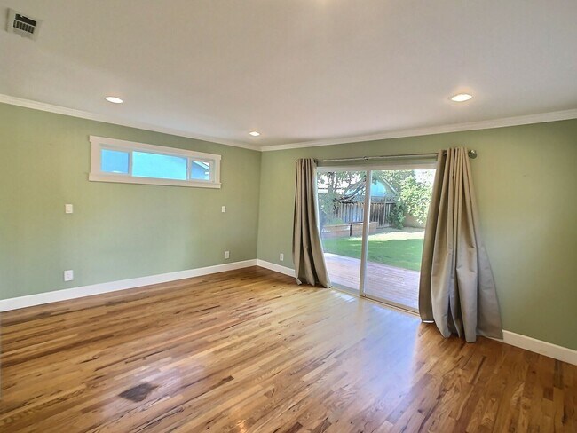 Building Photo - Charming Home for Rent in Naglee Park