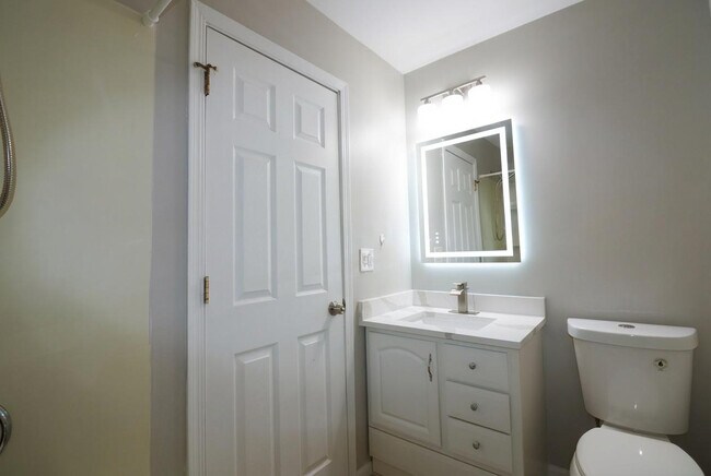 Building Photo - 360 Farmingdale Cir