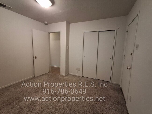 Building Photo - Central Roseville -Duplex 1 Bed, 1 Bath Duplex Large Fenced Yard, Gardener Included - No Laundry ...