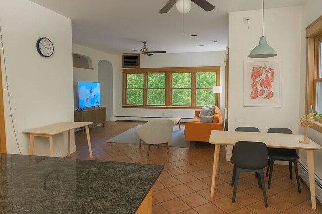 Building Photo - 416 N Grove Ave