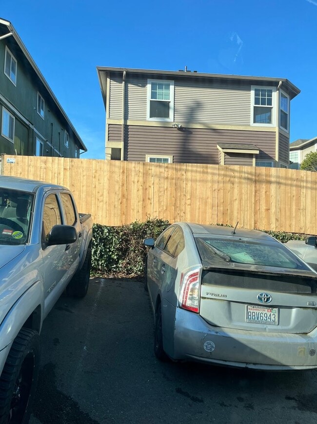 Building Photo - Charming Two Bedroom Town Home