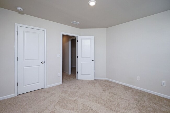 Building Photo - Lovely 3 Bed 2.5 Bath Townhome