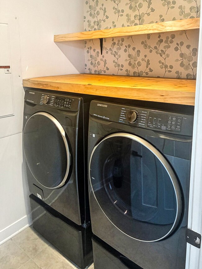 Building Photo - Modern Comfort & Style in a Prime Richmond Location